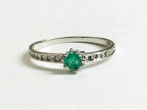 Emerald Diamond Rings, Senior Rings, Mens Emerald Rings, White Gold Diamond Wedding Rings, Moissanite Engagement Ring White Gold, Oval Cut Diamond Engagement Ring, Dream Rings, Silver Wrap Ring, Promise Ring For Her