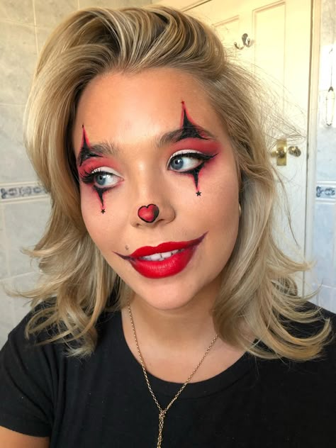 Clown Makeup Pretty Easy, Clown Makeup Eyeshadow, Easy Girl Clown Makeup, Cute Clown Makeup Looks, Easy Clown Makeup Cute, Easy Clown Makeup Simple Cute, Halloween Makeup Looks For Beginners, Easy Cute Clown Makeup, Clown Makeup Halloween Easy