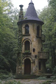 Home Courtyard Design, Fantasy Home Aesthetic, Witchy Victorian House, Witchy Tiny House, Witches Cottage In The Woods, Old Vintage House Exterior, Tiny Glade Ideas, Witch Architecture, Witchy House Exterior