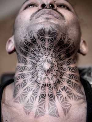 Geometric Throat Tattoo, Mandala Tattoo Mann, Mandala Tattoo Neck, Back Of Neck Tattoo Men, Geometric Tattoo Neck, Hals Tattoo, Neck Tats, Mandala Tattoo Men, Hals Tattoo Mann