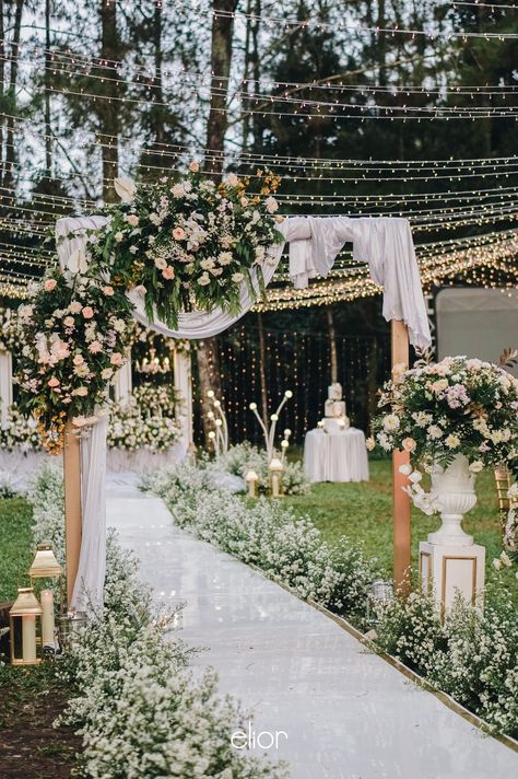 Rustic Wedding Stage, Simple Rustic Wedding, Wedding Walkway, Wedding Gate, Dream Wedding Decorations, Wedding Stage Design, Desi Wedding Decor, Wedding Backdrop Design, Bridal Table