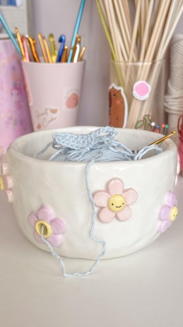 Yarn Ceramic Bowls, Pottery Crochet Bowl, Bowl Aesthetic Ceramic, Yarn Bowl Pottery, Cute Yarn Bowl, Ceramic Yarn Bowl Ideas, Clay Yarn Bowl Diy, Air Dry Clay Yarn Bowl Diy, Air Dry Clay Yarn Bowl