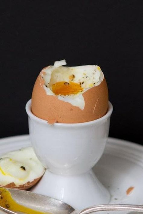 The Perfect Soft-Boiled Egg recipe with 25 calories. Soft Boiled Eggs Recipe, Hard Boil Eggs, Boiled Egg Recipes, Boil Eggs, Soft Boiled Egg, Hp Sauce, Soft Egg, Scrambled Eggs Recipe, Perfect Eggs