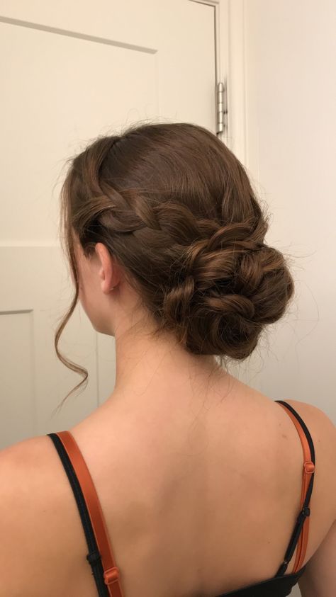 Flowy Braid Hairstyles, Loose Updo Wedding Medium Hair, 1800s Womens Hairstyles, 1800s Hairstyles Women, 1800 Hairstyles Woman, 1910s Hairstyles, 1800 Hair, 1910s Hair, Bridgerton Hairstyles