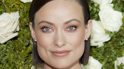 The One Eyeliner Trick That Olivia Wilde's Makeup Artist Swears By Olivia Wilde Makeup, Olivia Wilde Eyes, Arch Brows, Perfect Cat Eye, Gucci Top, Green Two Piece, Eye Liner Tricks, Minimal Makeup, Her Makeup