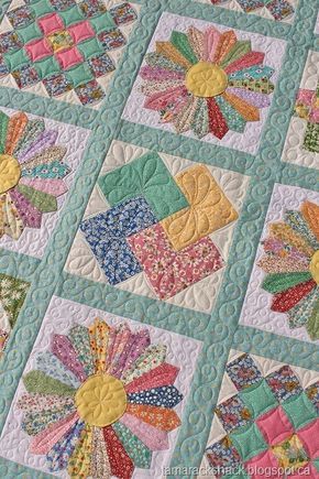 Antique Dresden Plate Quilts, Fmq Designs, Quilt Board, Colchas Quilting, Quilt Pictures, Dresden Plate Quilts, Dresden Quilt, Vintage Quilts Patterns, Dresden Plate Quilt