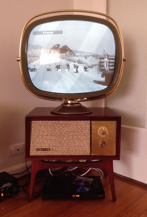 1960s Technology, Philco Predicta, 50s Interior, Old Television, 60s Tv, Mcm Furniture, Vintage Television, Diagonal Lines, Old Radios