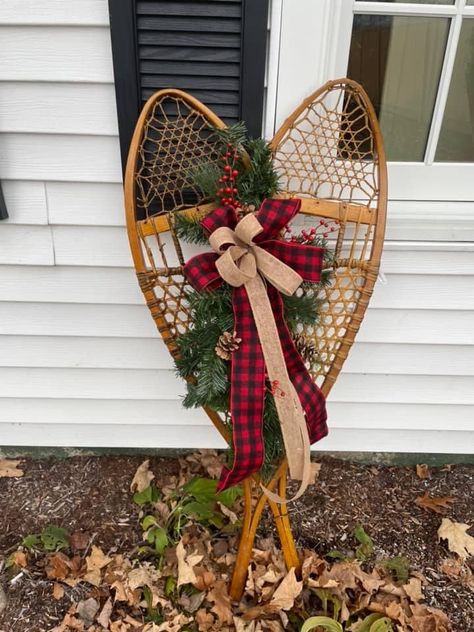 Snowshoe Christmas Decoration, Snow Shoes Christmas Decor, Snow Shoe Christmas Decor, Snow Shoes Decor, Snowshoe Decor, Cabin Christmas Decor, Christmas Booth, Vintage Sled, Homemade Wreaths