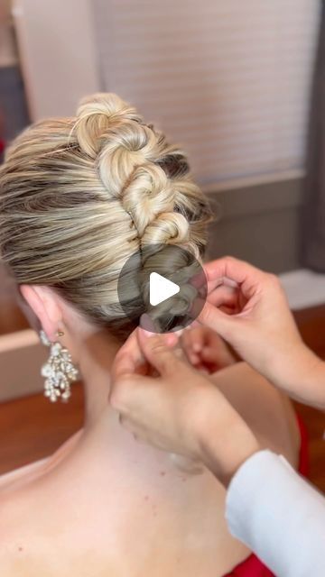 Updo For Medium Curly Hair, Long Hair French Twist, French Twist Updo Short Hair, Braided Chignon Tutorial, Classy Updos For Long Hair, French Twist Updo Tutorial, Modern French Twist Updo, Updo Tutorial Videos, Braided Updos For Long Hair