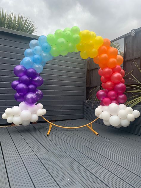 Rainbow Backdrop Ideas, Rainbow Birthday Party Decorations Diy, Trolls Balloon Arch, Rainbow Backdrop Birthday, Rainbow Arch Balloon, Rainbow Theme Decorations, Rainbow Balloon Decorations, Rainbow Decorations Party, Rainbow Baby Shower Ideas