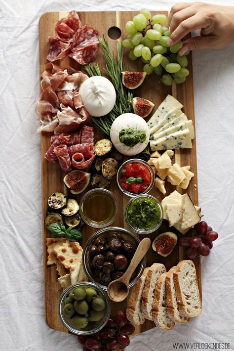 Antipasti Platte anrichten Antipasti Platter, Party Food Platters, Charcuterie And Cheese Board, Charcuterie Recipes, Party Finger Foods, Läcker Mat, Cheese Boards, Party Buffet, Deilig Mat