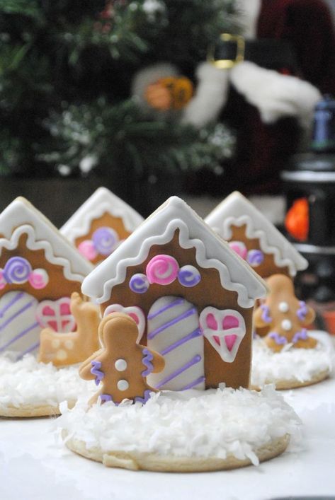 Making Gingerbread Houses, House Cookies, Easy Christmas Treats, Gingerbread House Cookies, Cookie House, Christmas Gingerbread House, Thumbprint Cookies, Xmas Cookies, Christmas Sugar Cookies