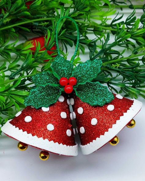 Christmas Bell Ornaments, Craft Bells, Christmas Tree Decorating Ideas, Tree Decorating Ideas, Hobby Lobby Christmas, Ideas Navideñas, Christmas Tree Decorating, Bell Decorations, Craft Craft