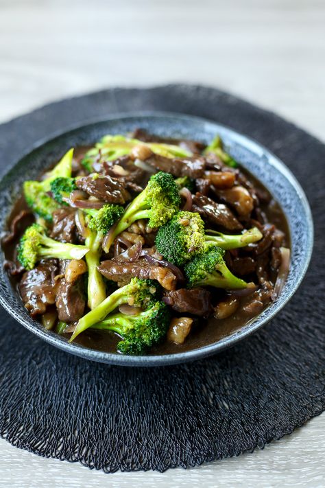 Beef and Broccoli in Oyster Sauce - Ang Sarap Broccoli Mushroom Stir Fry, Broccoli With Oyster Sauce, Recipes With Oyster Sauce, Stir Fry With Broccoli, Beef With Oyster Sauce, Beef With Broccoli Recipe, Beef Broccoli Stir Fry, Broccoli Mushroom, Ground Beef Breakfast