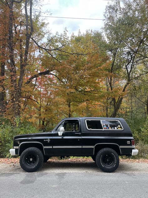 Classic Suv Vehicles, Classic Gmc Trucks, Blacked Out Chevy Blazer, Vintage Chevy Blazer, Old Chevrolet Trucks, Chevy Truck Aesthetic, K10 Blazer, Chevy Bronco, Cars From The 80s