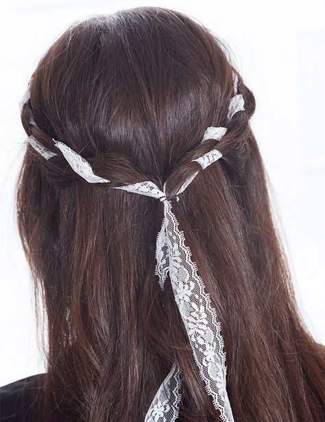 Ribbon Braid Tutorial, Renfaire Hair, Ren Faire Wedding, Outdoor Music Festival, Medieval Girl, Medieval Hairstyles, Ribbon Braids, Braided Hair Tutorial, Outdoor Music