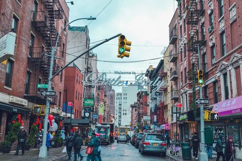 Top 12 Restaurants in NYC's Little Italy You Need to Try - GiftYa Canal Street New York, Little Italy Nyc, Little Italy New York, Italy Restaurant, Visiting Nyc, Street New York, Amazing Street Art, East River, Restaurant New York