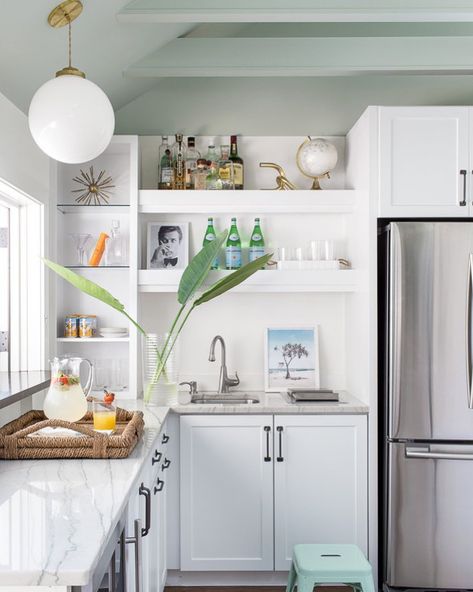 Time to take a peek inside a 300-square-foot pool house that feels—and functions as—so much more. There's the kitchenette and… House Remodel Interior, Pool House Kitchen, Surfer Chic, Kitchenette Ideas, Beach House Kitchens, Interior Pictures, Coastal Kitchen, White Cabinetry, Chic Kitchen