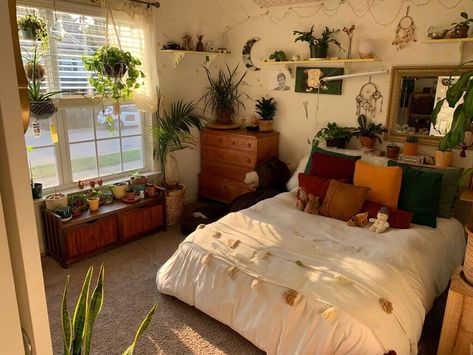 Aesthetic Room Ideas Lots Of Plants, Aesthetic Bedroom Ideas, Chic Bedding, Redecorate Bedroom, Dream Room Inspiration, Stylish Bedroom, Decor Essentials, Cozy Room, Room Inspiration Bedroom