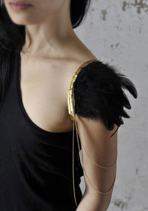 Shoulder Jewelry, Look Festival, Black Gold Jewelry, Mode Inspiration, Dandy, Fashion Details, Body Jewelry, Feathers, A Woman