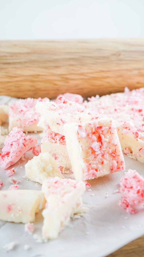 Create this delicious peppermint fudge recipe for the holidays. This recipe only uses three ingredients and is the easiest holiday recipe you’ll ever make. Delicious, quick, decadent, and perfectly rich. Unique Fall Desserts, White Chocolate Peppermint Fudge, Chocolate Peppermint Fudge, Peppermint Fudge Recipe, Peppermint Dessert, How To Make Fudge, Desserts With Few Ingredients, Holiday Baking List, Peppermint Fudge