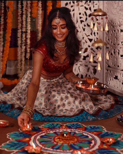 Diwali Photography Ideas, Indian Girl Aesthetic, Hamel Patel, Indian Dress Up, South Asian Aesthetic, Diwali Photography, Diwali Pictures, Diwali Photos, Diwali Outfits