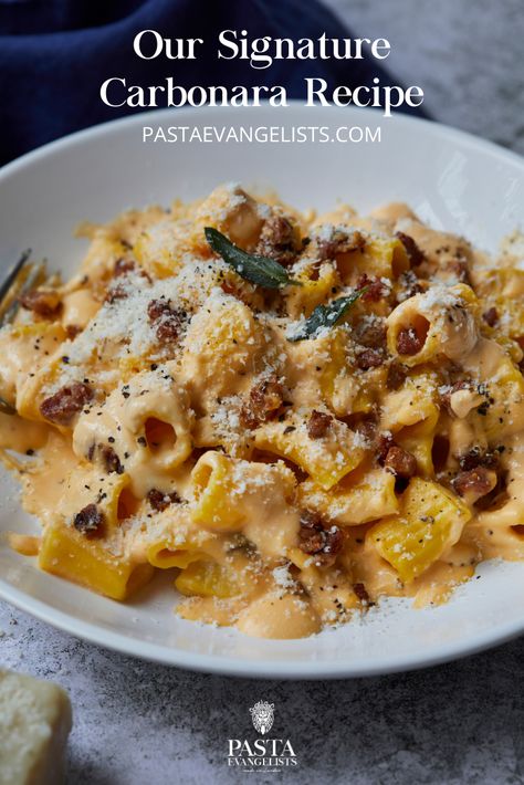 Carbonara Recept, Streaky Bacon, Pasta Carbonara Recipe, Carbonara Recipe, Pasta Carbonara, Carbonara Pasta, Pasta Dinner Recipes, Parmigiano Reggiano, Signature Dishes