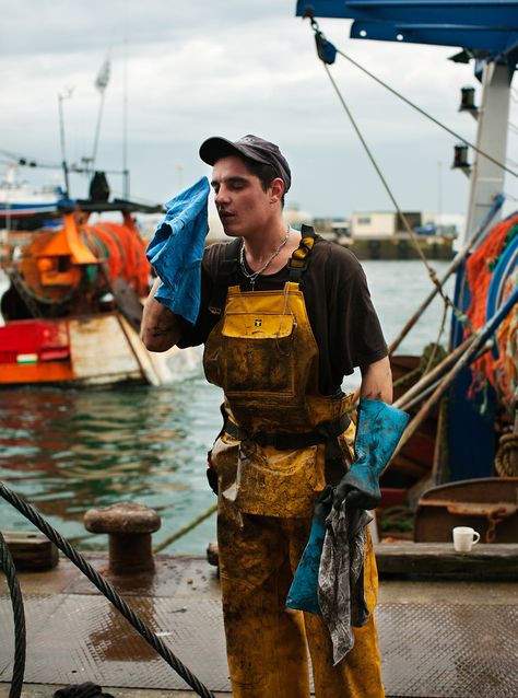 Commercial Fishing, Pvc Hose, Foto Portrait, Boy Fishing, Magnum Photos, Teaching Art, Figure Drawing, Pose Reference, Street Photography