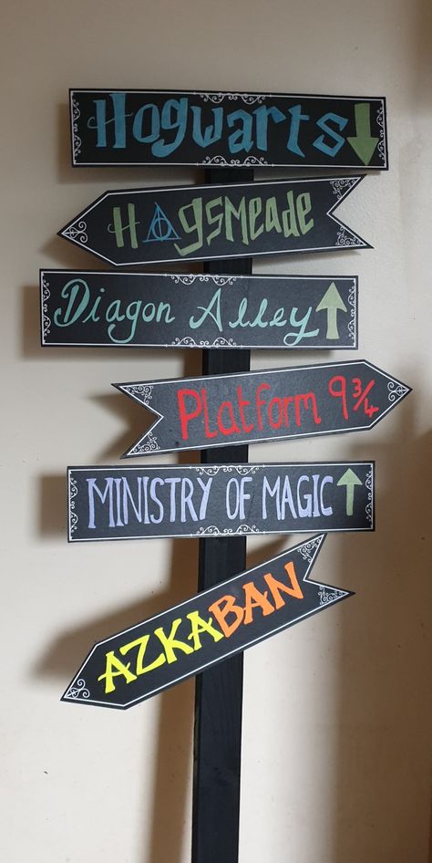 Harry Potter Sign Post, Hogwarts Sign Post, Harry Potter Dollar Tree, Harry Potter Office Decorations, Diy Halloween Decorations Harry Potter, Diy Room Decor Harry Potter, Harry Potter Cubicle, Harry Potter Camp Ideas, Harry Potter Ceiling Decor