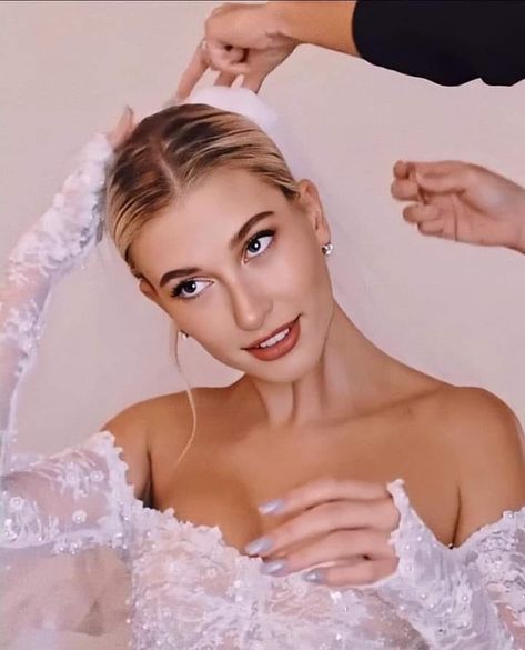 . on Instagram: “She looks like 👑𝐐𝐮𝐞𝐞𝐧👑 in her wedding day 🥺☁ @haileybieber ✨🦋 . . . . . . . . . . #haileybieber #hailey #justinbieber #beautiful…” Bieber Wedding, Hailey Bieber Wedding, Bridal Makeup Looks, Wedding Hair Inspiration, Bridal Hair And Makeup, Baby Art, Wedding Hair And Makeup, Wedding Beauty, Hailey Bieber