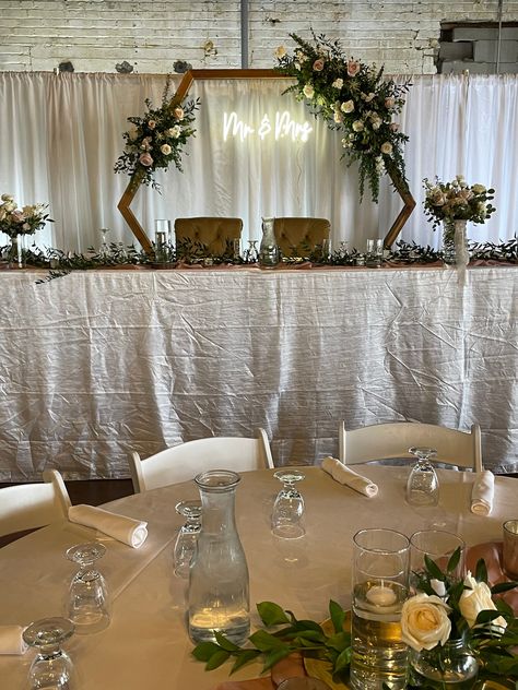 Wedding Behind Head Table, Wedding Backdrop Rustic Receptions, Bride Table Backdrop, Head Table Wood Backdrop, Wedding Bridal Party Table Ideas, Wedding Head Table Backdrop Neon Sign, Hexagon Backdrop Wedding Reception, Wedding Backdrop Design Head Table, Backdrop Behind Bridal Table