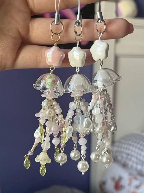 Cute Keychain Beads, Cute Bracelet Ideas Bead, Cute Keychain Ideas, Accesories Aesthetic, Things To Make With Beads, Crafts With Beads, Charm For Phone, Aesthetic Charms, Jellyfish Charm