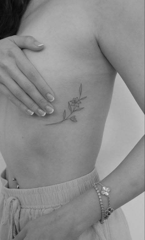 Minimalistic Flower Tattoo, Tattoos Under Breast, Flower Tattoo On Ribs, Small Rib Tattoos, Underboob Tattoo Designs, Tato Minimal, Rib Tattoos For Women, Basic Tattoos, Ribcage Tattoo