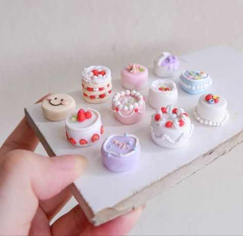 Clay Cake Aesthetic, Polymer Clay Mini Cakes, Miniature Clay Food Tutorial, Cute Polymer Clay Food, Polymer Clay Aesthetic Ideas, Mini Clay Cake, Cake Clay Art, Cute Airdry Clay Ideas, Polymer Clay Cakes