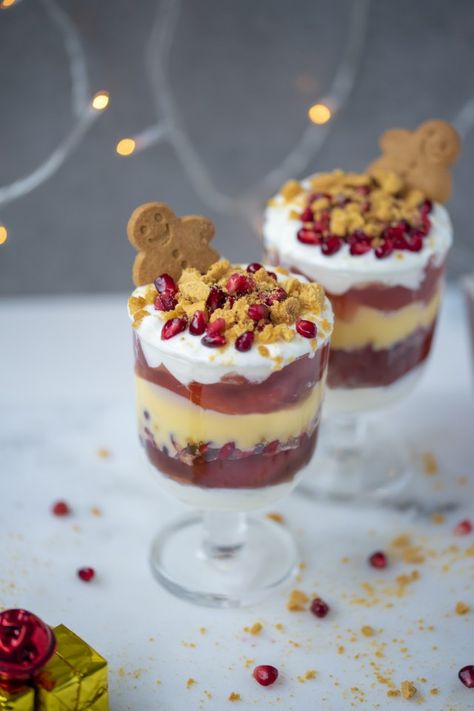 Healthy Christmas trifle with homemade custard and sugar- free jelly topped with pomegranates and crushed gingerbread men. Can be vegan and gluten-free too! #veganchristmas #vegantrifle #veganrecipes #veggiechristmas #veggierecipes #healthychristmas #christmastrifle #healthyrecipes Healthy Trifle Recipes, Healthy Trifle, Vegan Trifle, Christmas Trifle Recipes, Veggie Christmas, Christmas Trifle, Mini Dessert Recipes, Homemade Custard, Jello Shot Recipes