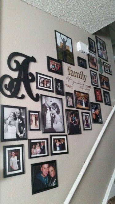 Gallery Wall Ideas Foyer Entryway, Picture Stairs Wall Ideas, Ideas For Pictures On Walls Creative, Staircase Photo Wall Ideas, Stair Case Wall Design Ideas, Family Staircase Pictures, Photo Frame Design Stairs, Stairs Ideas Decoration Stairways, Picture Wall On Stairs