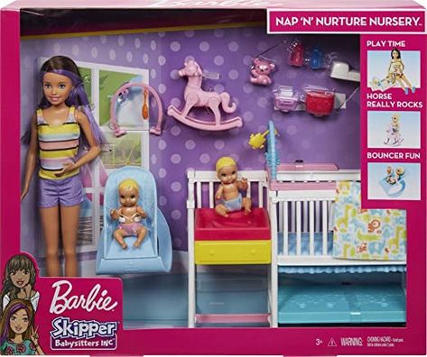 ​Play out classic babysitting moments with Barbie Skipper Babysitters Inc. Nap 'n' Nurture Nursery playset! ​More than 15 pieces -- including babysitter Skipper doll, 2 twin baby dolls, a crib with changing table and fun baby gear with action -- inspire all-day play! ​Place a baby doll in the bouncy chair using the clip and press the top down for bouncing action -- there's even room for 2 toys on the bar! ​Use the mobile on the crib for bedtime or place on the floor Barbie Bebe, Barbie Playsets, Baby Barbie, Barbie Doll Set, Skipper Doll, Barbie Skipper, Barbie Doll House, Kids Exploring, Baby Jogger