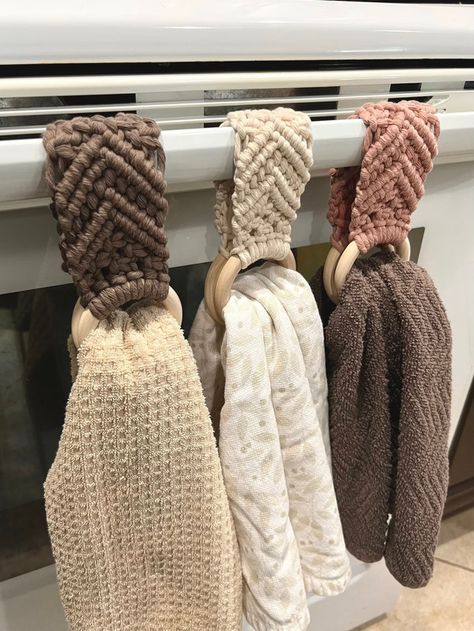 Popular Macrame Items, Macrame Towel Holder, Joululahjat Diy, Crochet Towel Holders, Macrame Garland, Art Macramé, Free Macrame Patterns, Macrame Rings, Macrame Knots Pattern