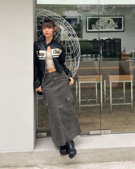 Outfits With Long Cargo Skirt, W2k Outfits, Long Skirt Street Style, Skirt Leather Jacket Outfit, Street Wear 2023, Long Cargo Skirt Outfit, Cargo Skirt Long, Style Cargo Skirt, Cargo Long Skirt