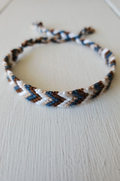 Western Chevron Bracelet, Thread Bracelets Chevron, Manly Bracelet Patterns, Western Thread Bracelets, Chevron Bracelet Ideas, Guy Friendship Bracelet, Round Friendship Bracelets, Neutral Friendship Bracelets, Chevron Friendship Bracelets Colors