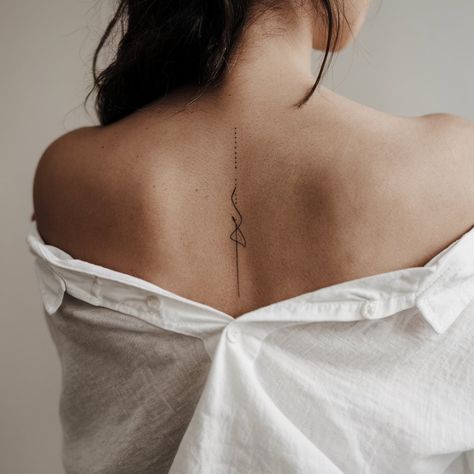 One Line Back Tattoo, Back Tattoo Women Meaningful, Tattoo Spine Women, Spine Tattoo Fine Line, Meaningful Spine Tattoos For Women, Spin Tattoos For Women, Unique Spine Tattoos For Women, Delicate Spine Tattoo, Unique Spine Tattoos