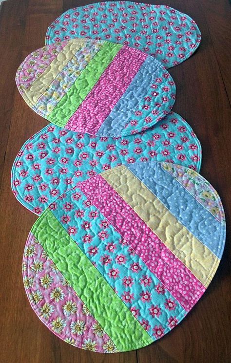 Diy Placemats Fabric, Easter Placemats, Quilted Table Runners Christmas, Easter Table Runners, Quilted Placemats, Rockford Illinois, Quilted Coasters, Mug Rug Patterns, Holiday Sewing