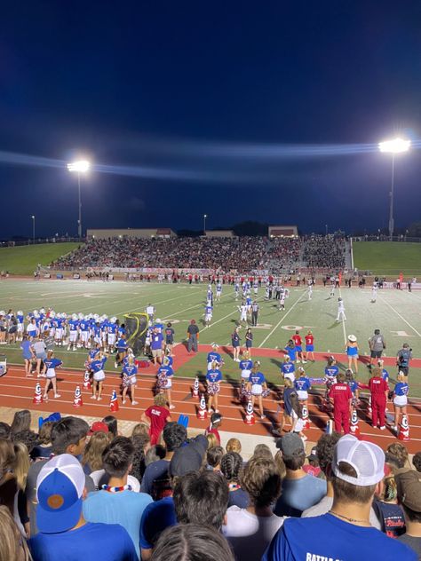 Homecoming Game Aesthetic, American Football Players High School, Football Aesthetic High School, High School Dream Aesthetic, Football Game Aesthetic High School, American Highschool Aesthetic, Football Game Aesthetic, American Highschool, High School In America