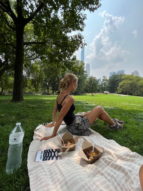 #centralpark #nyc #newyorkcity #picnic #activitiesnewyorkcity Nyc Picnic, Central Park Picnic, Park Aesthetic, Nyc Spring, Park Picnic, Nyc Aesthetic, Picnic Area, I Don T Know, Photo Inspo