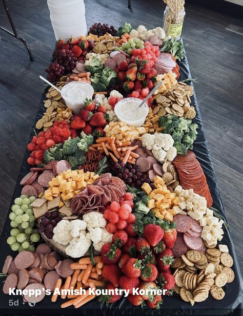 Small Grazing Table, Grazing Table Ideas, Grad Party Food, Baby Shower Party Food, Charcuterie Table, Charcuterie Board Meats, Charcuterie Appetizers, Graduation Food, Party Food Buffet