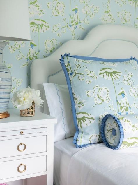 Designer Barbara Lewis's the Lewis Design Group created this elegantly tailored bedroom for Holiday House Hamptons. “I wanted to design a serene and inviting space because that is what we all need now and is exactly what a Hamptons guest room should be,” she says. The crisp bedroom gets its fresh look from a combination of Meg Braff wallpaper layered with contemporary art and on-trend wicker accents. Grandmillenial Laundry Room, Beach Headboard Ideas, Preppy Coastal Bedroom, Room Ideas 2023, Grandmillennial Bedroom, Preppy Room Tour, Preppy Pink Room, Charleston Bedroom, Pink Preppy Room