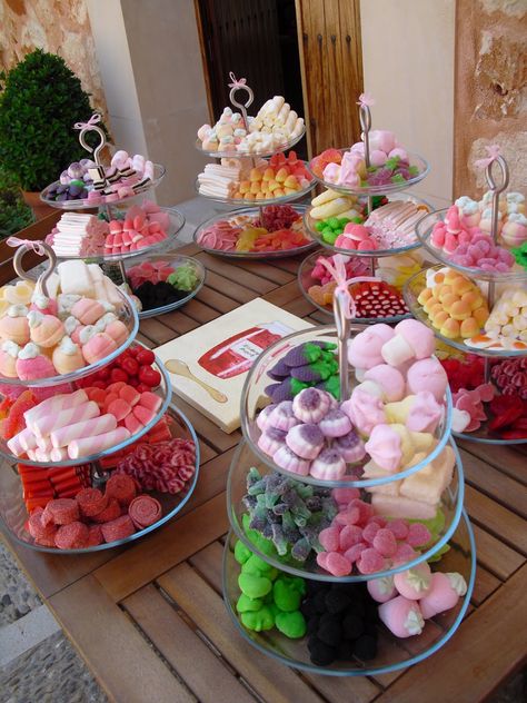 Bar A Bonbon, Läcker Mat, Candy Table, Deilig Mat, Candy Desserts, Wedding Candy, Candy Party, Sweet Table, Candy Buffet