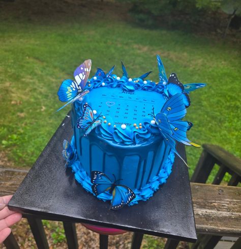 Gemini SZN....with this beautiful royal blue heart calendar cake with pretty butterflies 🦋 Happy Birthday 🎂 🥳 🎉 #chocolatecoveredstrawberries #indianabakery #margueritesbakeshop #bakingfromscratch #nwindianabaker #indianabaker #cakestagram🍰 #blackgirlsbake #chocolate #poundcakes #buttercreamgang #blackownedbusiness #whippedcream #cookies #buttercream #homemadebaker #sweettreats #decoratingcakes #chicagocakes #chicagobaker #Chicagotreats #chicagosweets #blackwork #bakery #explorepage#chicag... Chocolate Cake With Butterflies, Blue Heart Shaped Cake, Royal Blue Birthday Cake, Blue Bday Cake, Blue Cake Ideas Birthday, Blue Heart Cake, Calendar Cake, Leo Cake, Gemini Szn