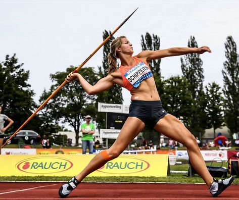 Dafne Schippers throwing javelin #DafneSchippers Throwing Javelin Pose, Throwing Spear Reference, Javelin Throw Drawing, Spear Throwing Pose, Javelin Throw Aesthetic, Javelin Aesthetic, Throwing Reference, Throwing Pose, Spear Pose