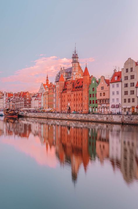 New Palace, Gdansk Poland, Colorful Houses, Cities To Visit, Poland Travel, Colorful Places, Venice Travel, Beautiful Streets, Cities In Europe